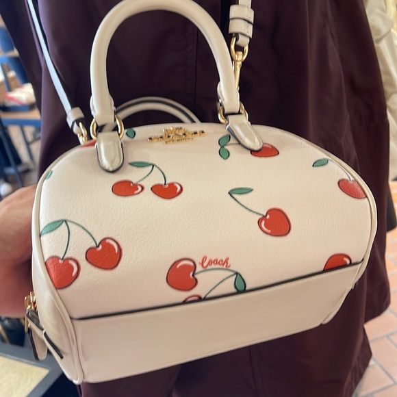 Coach Sydney Satchel With Heart Cherry Print
COLOR:
Gold/Chalk Multi
NWT - Picture 11 of 16